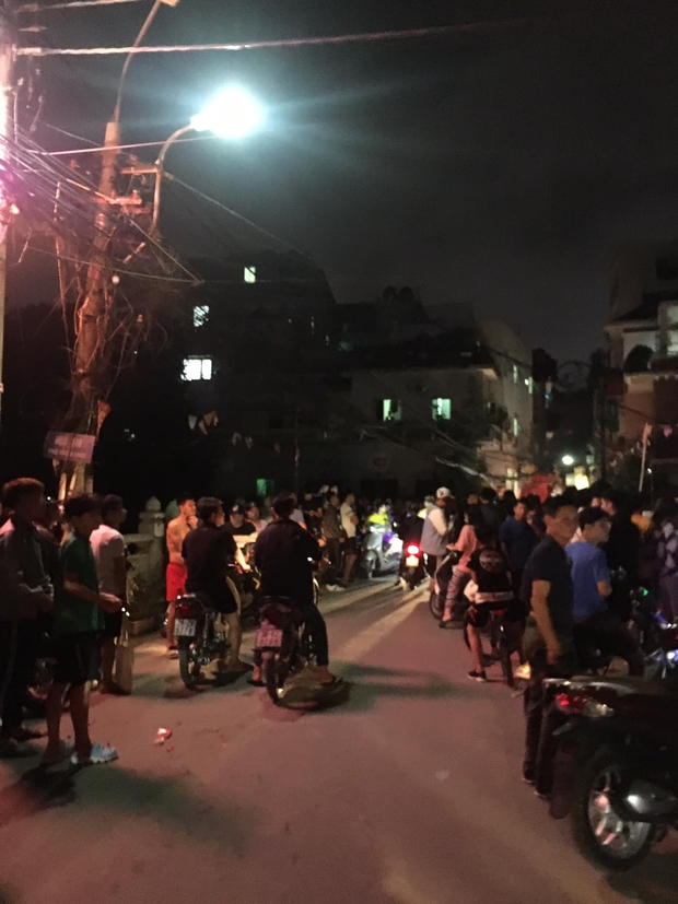 Hà Nội: Người đàn ông ném bom xăng, nghi dằn mặt hàng xóm vì hát karaoke quá to - Ảnh 2. Hà Nội: Người đàn ông ném bom xăng, nghi dằn mặt hàng xóm vì hát karaoke quá to - Ảnh 2.
