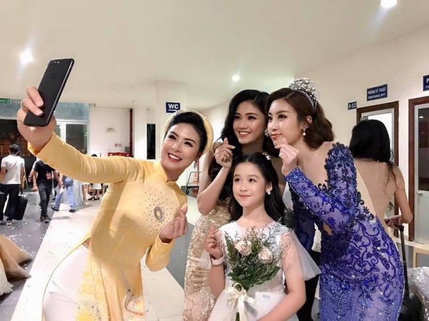 Tiểu mỹ nhân gây chú ý khi đọ sắc với loạt Hoa hậu, profile hoá ra cũng xịn sò lắm! - Ảnh 1. Tiểu mỹ nhân gây chú ý khi đọ sắc với loạt Hoa hậu, profile hoá ra cũng xịn sò lắm! - Ảnh 1.