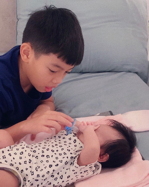 Netizen rần rần trước hình ảnh Subeo trông bé Lisa cực “nghề”, cậu cả nhà Hà Hồ giờ chăm em khéo lắm rồi! - Ảnh 3. Netizen rần rần trước hình ảnh Subeo trông bé Lisa cực “nghề”, cậu cả nhà Hà Hồ giờ chăm em khéo lắm rồi! - Ảnh 3.