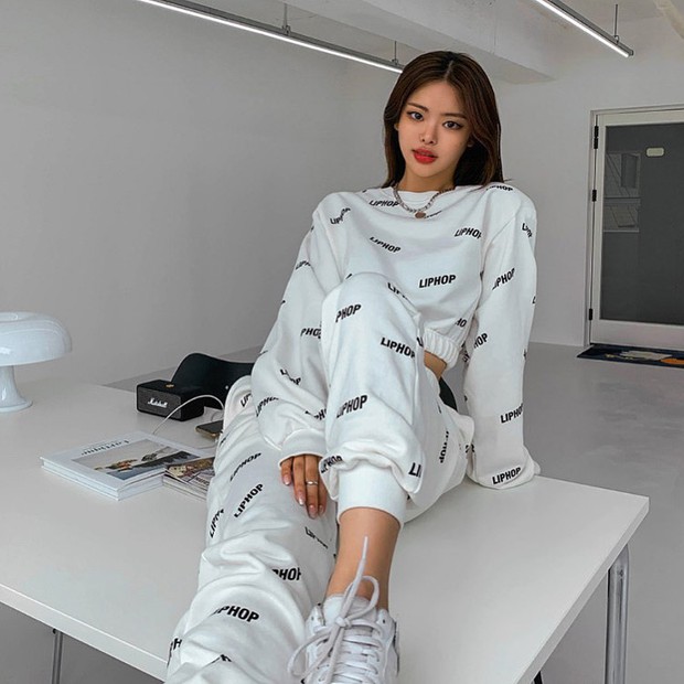 Tóc Tiên, Linh Ka chênh nhau cả giáp vẫn đụng hàng “nảy lửa”, lại xuất hiện trên Instagram của thương hiệu Hàn - Ảnh 6.