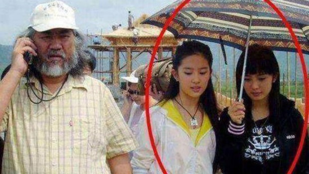 Nhìn lại loạt khoảnh khắc bên Dương Mịch mới thấy Lưu Diệc Phi ngày càng xuống sắc, bị người cầm ô năm xưa áp đảo - Ảnh 2.