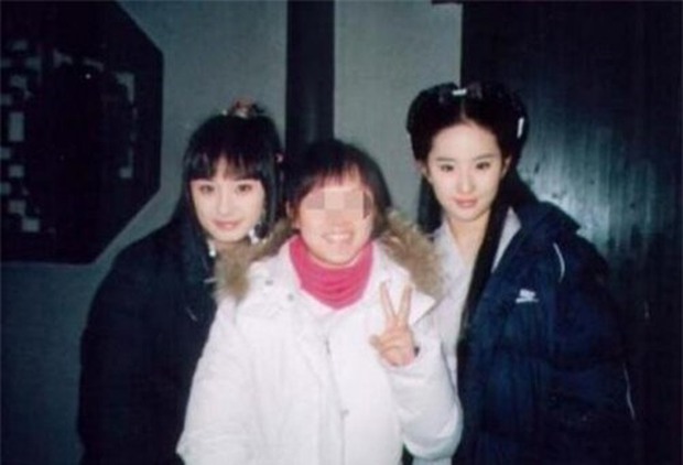 Nhìn lại loạt khoảnh khắc bên Dương Mịch mới thấy Lưu Diệc Phi ngày càng xuống sắc, bị người cầm ô năm xưa áp đảo - Ảnh 3.