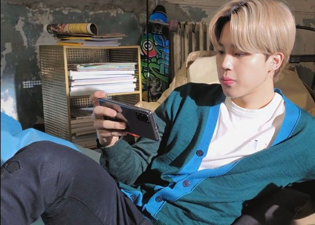 Bí ẩn chiếc quần rách của Jimin (BTS): Giàu đến mức tài sản trăm tỷ nhưng rách quần vẫn không bỏ, vá lại mặc đến giờ? - Ảnh 4.