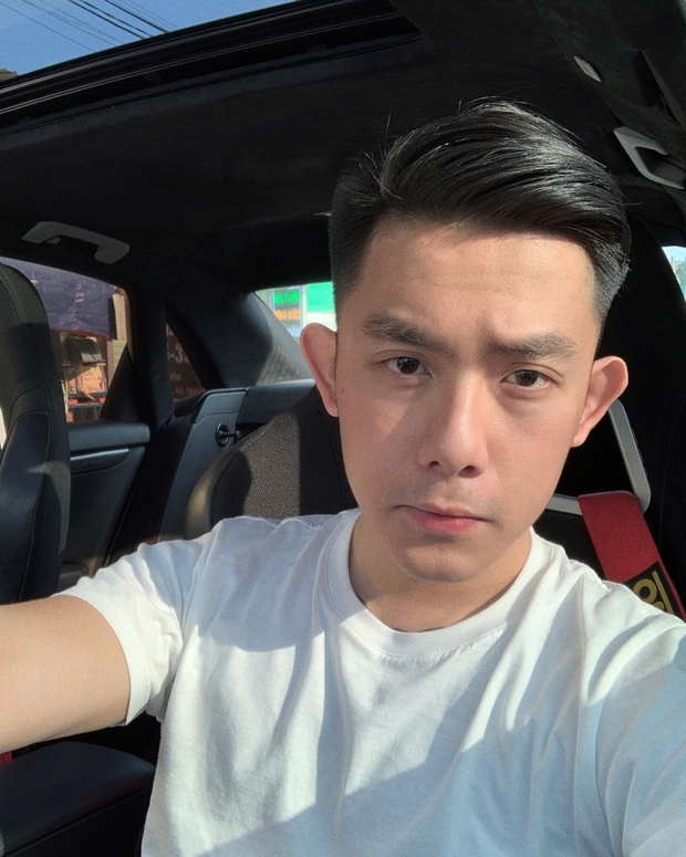 CEO Tống Đông Khuê gây nhức mắt vì lái ô tô bằng 1 tay, tay khác đặt lên đùi bạn gái lại còn không thắt dây an toàn - Ảnh 2. CEO Tống Đông Khuê gây nhức mắt vì lái ô tô bằng 1 tay, tay khác đặt lên đùi bạn gái lại còn không thắt dây an toàn - Ảnh 2.