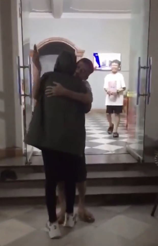 Con gái bí mật về thăm nhà không báo trước, phản ứng của người cha khiến dân tình khóc hết nước mắt - Ảnh 4.