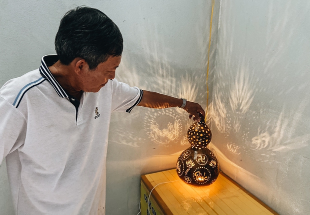 Cận cảnh những quả bầu hồ lô “siêu to khổng lồ” ngồi đung đưa trên võng giá gần cả triệu đồng - Ảnh 13.