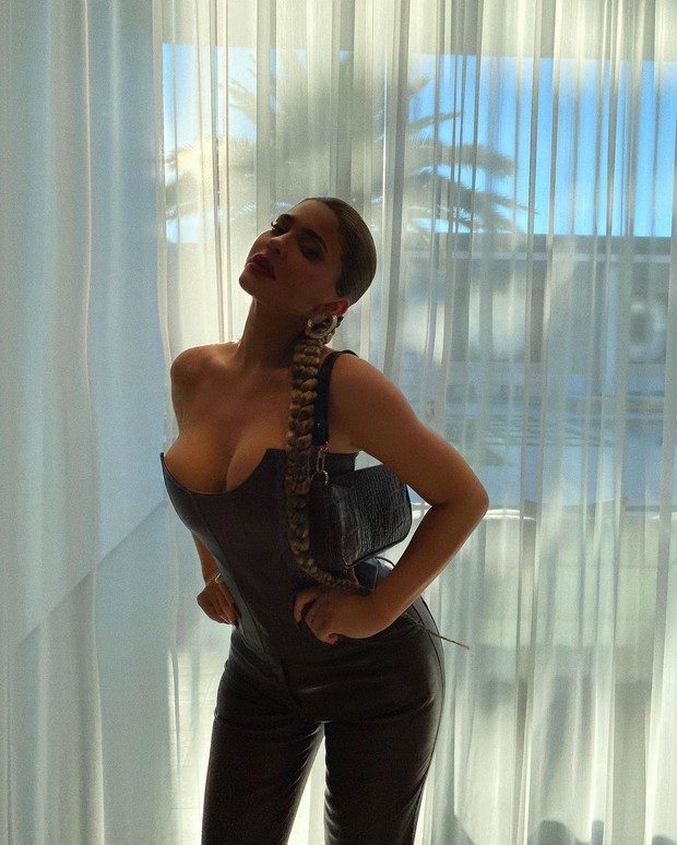 Cuộc chiến body bí thở căng đét của Kim và Kylie Jenner: Cô em át luôn cô chị nhờ cắt xẻ hiểm hóc, phơi bày đến 80% body! - Ảnh 7. Cuộc chiến body bí thở căng đét của Kim và Kylie Jenner: Cô em át luôn cô chị nhờ cắt xẻ hiểm hóc, phơi bày đến 80% body! - Ảnh 7.