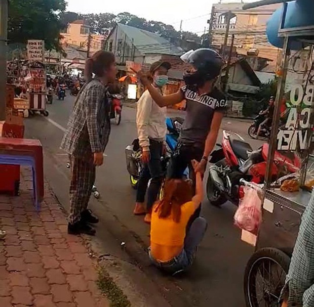 Clip: Thanh niên giằng co với bạn gái giữa đường rồi thẳng tay tát luôn người can ngăn, màn xử đẹp của người đi đường khiến dân mạng đồng tình - Ảnh 3. Clip: Thanh niên giằng co với bạn gái giữa đường rồi thẳng tay tát luôn người can ngăn, màn xử đẹp của người đi đường khiến dân mạng đồng tình - Ảnh 3.