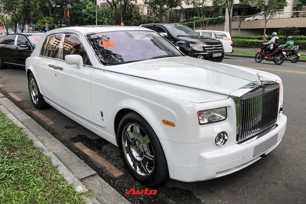 HOT: Loạt xe khủng đưa dâu trong đám hỏi Phan Thành, chú rể cầm lái Rolls-Royce Wraith 34 tỷ đồng - Ảnh 2. HOT: Loạt xe khủng đưa dâu trong đám hỏi Phan Thành, chú rể cầm lái Rolls-Royce Wraith 34 tỷ đồng - Ảnh 2.