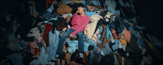 Để fan đoán mò lâu nay, cuối cùng BTS đã ngầm xác nhận bản hit zombie nói về thảm kịch chìm phà làm hơn 300 người chết? - Ảnh 6. Để fan đoán mò lâu nay, cuối cùng BTS đã ngầm xác nhận bản hit zombie nói về thảm kịch chìm phà làm hơn 300 người chết? - Ảnh 6.