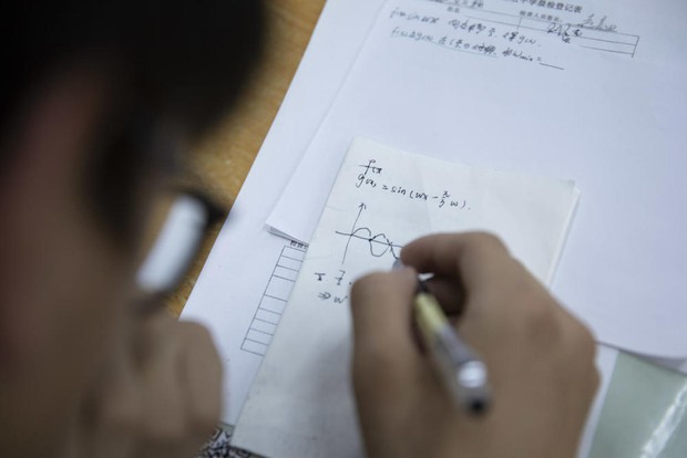 Bị ép học thêm đến 10h tối, về nhà lại tiếp tục chửi mắng, đe dọa, con trai cầm dao đâm chết mẹ - Ảnh 3.