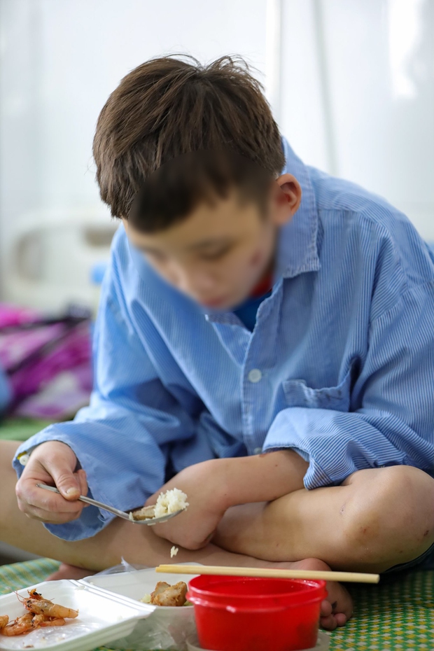 Người thân xót xa khi gặp lại cậu bé 15 tuổi bị chủ quán bánh xèo bạo hành, hy vọng cháu sớm về quê tiếp tục việc học - Ảnh 8.