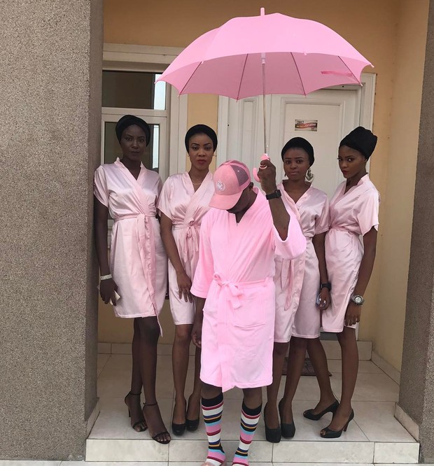 Đi đám cưới bạn, người đàn ông dắt theo 6 cô người yêu, cô nào cũng bầu vượt mặt chiếm hết spotlight của quan viên 2 họ - Ảnh 6.