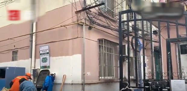 Bị ép học thêm đến 10h tối, về nhà lại tiếp tục chửi mắng, đe dọa, con trai cầm dao đâm chết mẹ - Ảnh 1.