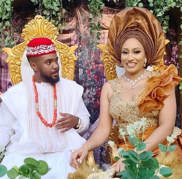 Đi đám cưới bạn, người đàn ông dắt theo 6 cô người yêu, cô nào cũng bầu vượt mặt chiếm hết spotlight của quan viên 2 họ - Ảnh 1.