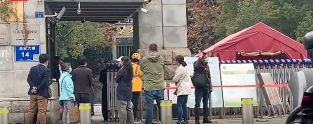 Bị ép học thêm đến 10h tối, về nhà lại tiếp tục chửi mắng, đe dọa, con trai cầm dao đâm chết mẹ - Ảnh 2.