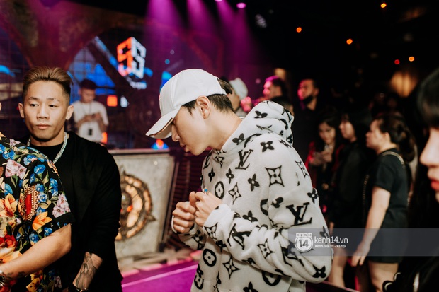 Hứa là làm, Karik đột kích show từ thiện của SpaceSpeakers, Rhymastic quá vui mừng gọi luôn hai tiếng Anh yêu - Ảnh 4.