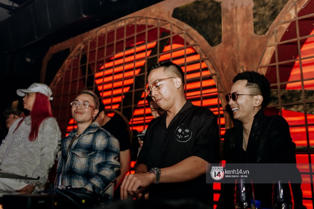 R.Tee trói thầy Binz khi trình diễn Bigcityboi trên sân khấu, nguyên team SpaceSpeakers quẩy hết mình trong show từ thiện tại TP.HCM - Ảnh 2.