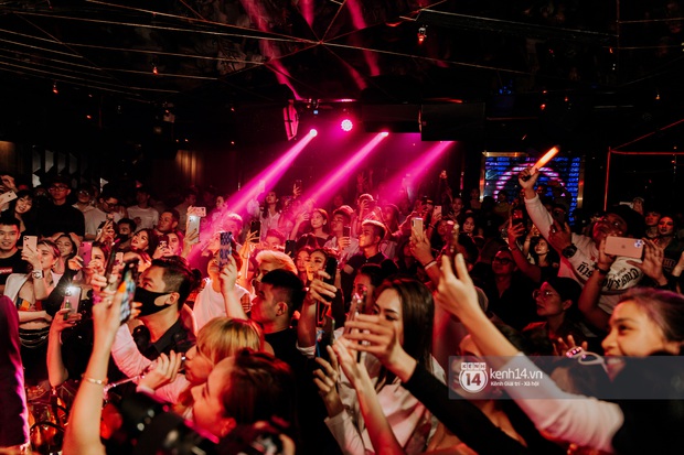 R.Tee trói thầy Binz khi trình diễn Bigcityboi trên sân khấu, nguyên team SpaceSpeakers quẩy hết mình trong show từ thiện tại TP.HCM - Ảnh 3.