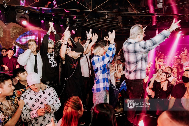 R.Tee trói thầy Binz khi trình diễn Bigcityboi trên sân khấu, nguyên team SpaceSpeakers quẩy hết mình trong show từ thiện tại TP.HCM - Ảnh 25.