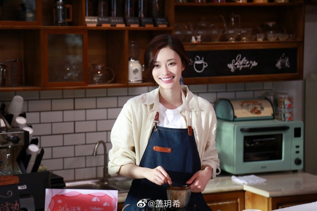Cbiz thêm cặp đôi hot: Lâm Canh Tân bị tóm sống ôm chặt nữ đồng nghiệp, liên tục bày tỏ hành động mãnh liệt trên phố - Ảnh 5. Cbiz thêm cặp đôi hot: Lâm Canh Tân bị tóm sống ôm chặt nữ đồng nghiệp, liên tục bày tỏ hành động mãnh liệt trên phố - Ảnh 5.