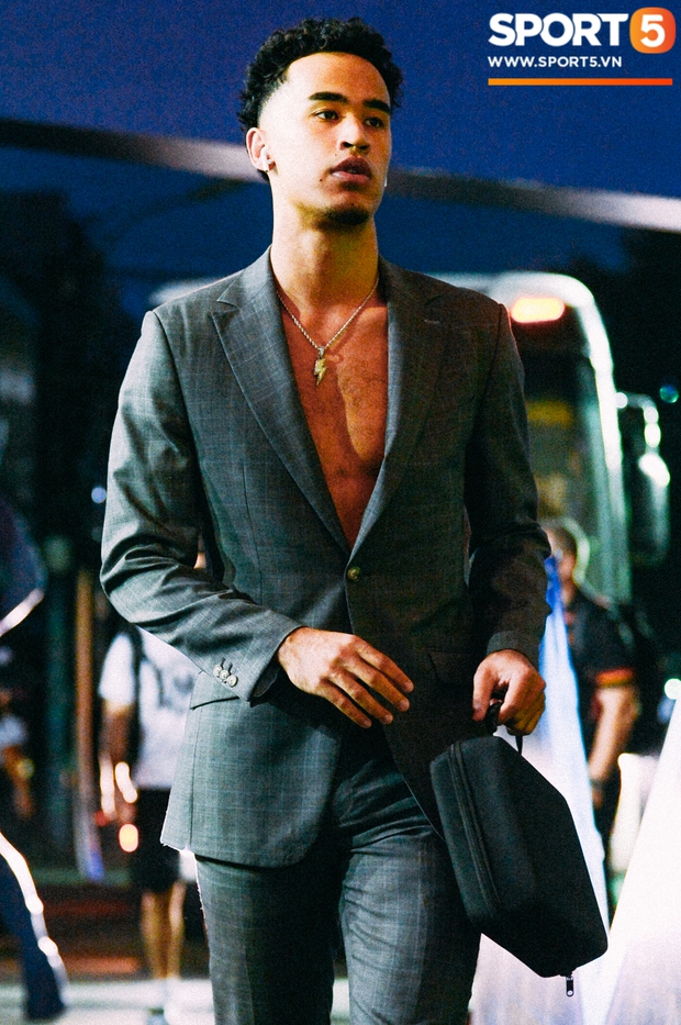 Dàn mỹ nam Saigon Heat lên đồ chuẩn soái ca, biến cổng chào VBA Arena thành sàn diễn thời trang 