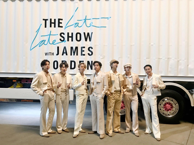 BTS chơi lớn thuê cả phi cơ, container, ra sân bay biểu diễn Dynamite ăn mừng được đề cử Grammy - Ảnh 7. BTS chơi lớn thuê cả phi cơ, container, ra sân bay biểu diễn Dynamite ăn mừng được đề cử Grammy - Ảnh 7.