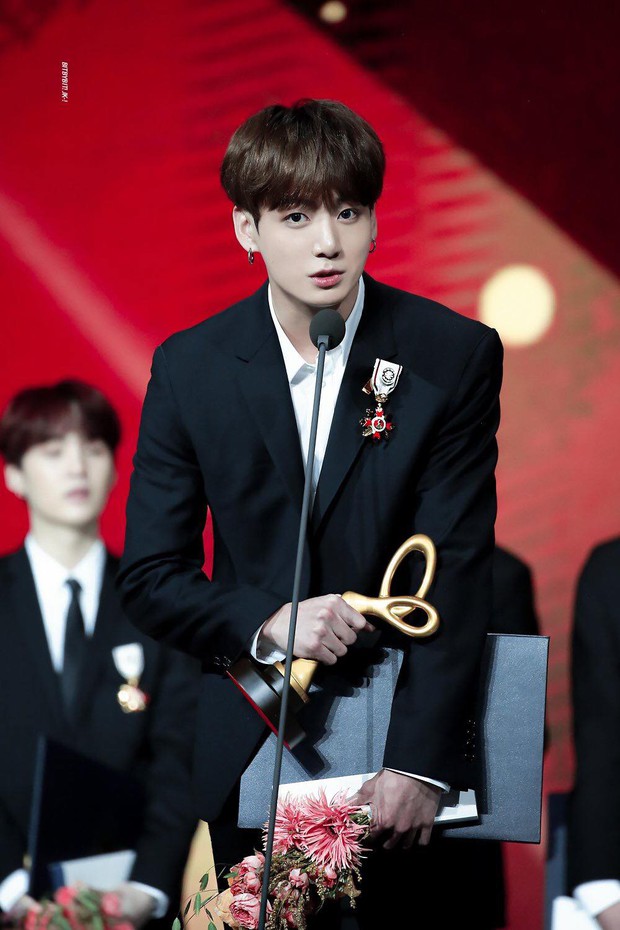 Jungkook - nam idol có sự nghiệp thành công nhất Kpop: Đi từ số âm cùng BTS thời còn teen, sau 8 năm thâu tóm mọi danh hiệu và hơn thế nữa - Ảnh 20. Jungkook - nam idol có sự nghiệp thành công nhất Kpop: Đi từ số âm cùng BTS thời còn teen, sau 8 năm thâu tóm mọi danh hiệu và hơn thế nữa - Ảnh 20.