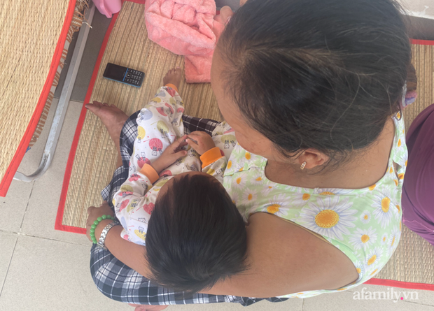 Đau xót lời kể bà ngoại bé gái 3 tuổi nghi bị mẹ đẻ bạo hành chấn thương sọ não: Bị đánh vì để phân dính vào dép? - Ảnh 6.