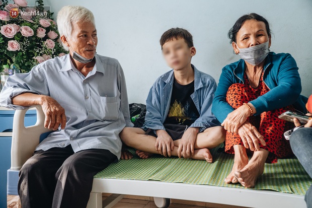 Người thân xót xa khi gặp lại cậu bé 15 tuổi bị chủ quán bánh xèo bạo hành, hy vọng cháu sớm về quê tiếp tục việc học - Ảnh 9.