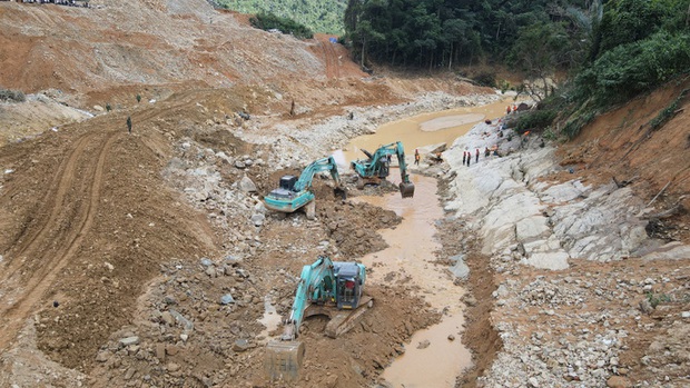 Mời thân nhân các công nhân Rào Trăng 3 còn mất tích cùng bàn phương án tìm kiếm - Ảnh 1.