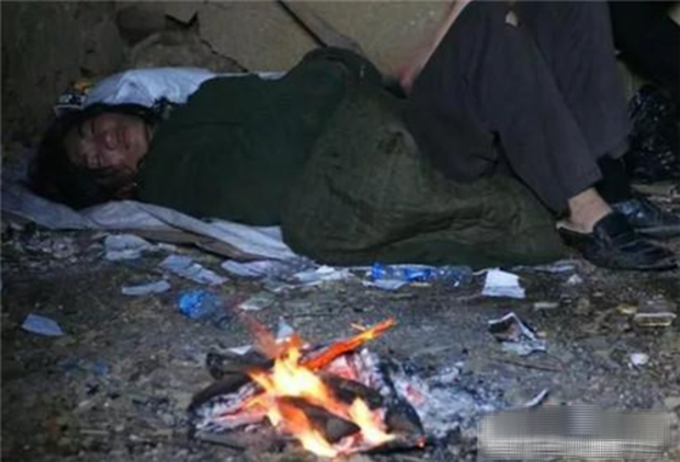 Con trai 8 tuổi bố mẹ vẫn kiệu đến trường, ăn vạ giáo viên nào dám mắng con vì không làm bài tập, vài năm sau gặp phải quả đắng - Ảnh 4.