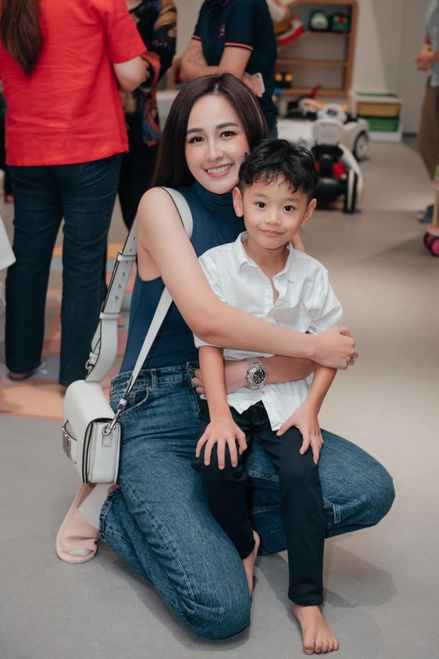 Hội mỹ nhân Vbiz gây bão tại sinh nhật con trai Trà My Idol: Hà Tăng giản dị vẫn đẹp xỉu, Mai Phương Thuý rạng rỡ khoe đồng hồ đắt đỏ - Ảnh 4. Hội mỹ nhân Vbiz gây bão tại sinh nhật con trai Trà My Idol: Hà Tăng giản dị vẫn đẹp xỉu, Mai Phương Thuý rạng rỡ khoe đồng hồ đắt đỏ - Ảnh 4.