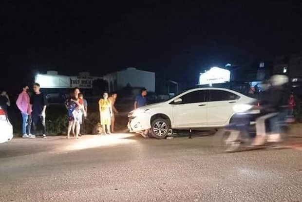 Hà Nội: 2 cô gái trẻ nguy kịch sau khi liên tiếp bị 2 ô tô tông trúng rồi kéo lê hàng trăm mét, tài xế rồ ga chạy bỏ mặc nạn nhân - Ảnh 1. Hà Nội: 2 cô gái trẻ nguy kịch sau khi liên tiếp bị 2 ô tô tông trúng rồi kéo lê hàng trăm mét, tài xế rồ ga chạy bỏ mặc nạn nhân - Ảnh 1.
