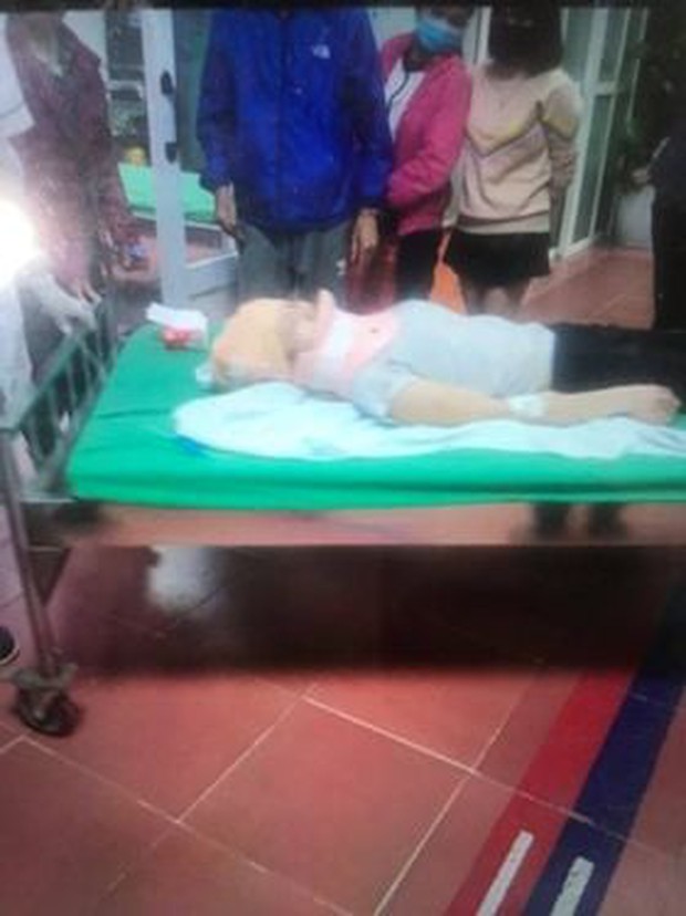Hà Nội: 2 cô gái trẻ nguy kịch sau khi liên tiếp bị 2 ô tô tông trúng rồi kéo lê hàng trăm mét, tài xế rồ ga chạy bỏ mặc nạn nhân - Ảnh 2. Hà Nội: 2 cô gái trẻ nguy kịch sau khi liên tiếp bị 2 ô tô tông trúng rồi kéo lê hàng trăm mét, tài xế rồ ga chạy bỏ mặc nạn nhân - Ảnh 2.