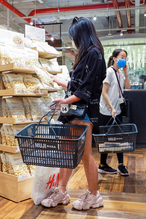 Giới trẻ diện street style từ đơn giản đến chất chơi tại buổi khai trương MUJI: Khá nhiều xu hướng nổi bật của thế giới cũng xuất hiện - Ảnh 4.