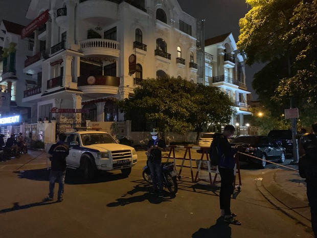 Nóng: Phát hiện thi thể không nguyên vẹn trong vali tại căn hộ ở khu dân cư Him Lam - Ảnh 2.