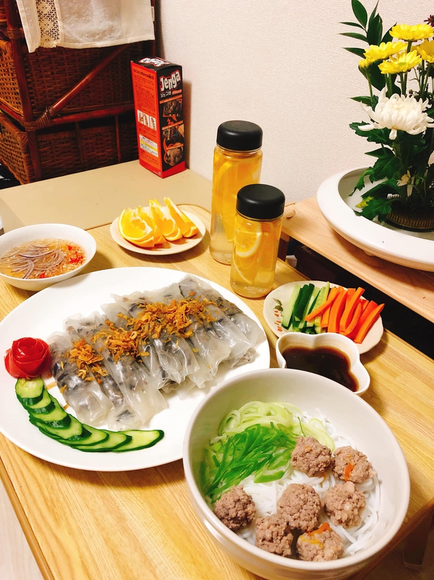 Loạt mâm cơm nhìn thôi đã thèm của gái xinh ở nhà không phải làm gì, ăn tôm cũng có người bóc - Ảnh 5. Loạt mâm cơm nhìn thôi đã thèm của gái xinh ở nhà không phải làm gì, ăn tôm cũng có người bóc - Ảnh 5.