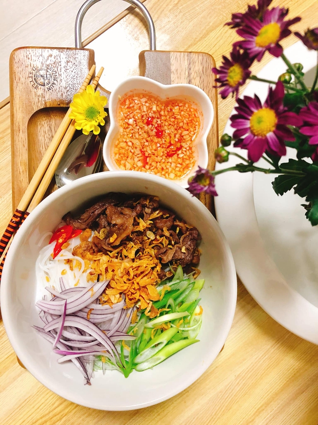 Loạt mâm cơm nhìn thôi đã thèm của gái xinh ở nhà không phải làm gì, ăn tôm cũng có người bóc - Ảnh 6. Loạt mâm cơm nhìn thôi đã thèm của gái xinh ở nhà không phải làm gì, ăn tôm cũng có người bóc - Ảnh 6.