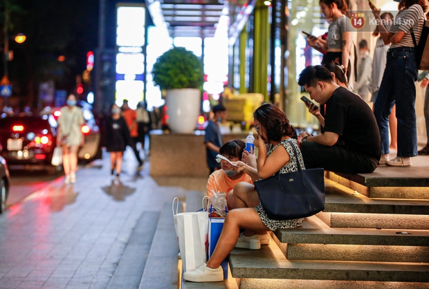 22h khuya nhưng người Sài Gòn vẫn tấp nập săn sale, tranh thủ hốt những món đồ ưng ý trước khi kết thúc ngày Black Friday - Ảnh 12.
