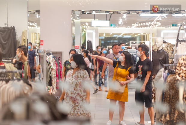 22h khuya nhưng người Sài Gòn vẫn tấp nập săn sale, tranh thủ hốt những món đồ ưng ý trước khi kết thúc ngày Black Friday - Ảnh 10.