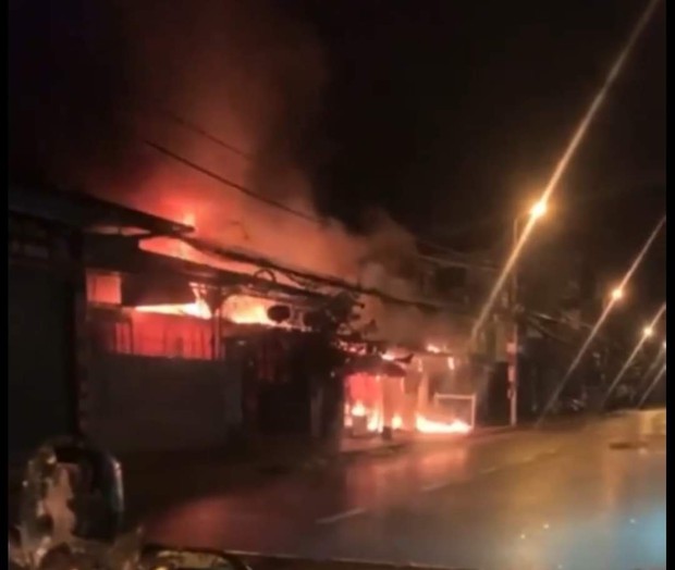 Hà Tĩnh: Nhà dân bốc cháy dữ dội, 4 người thoát nạn - Ảnh 1.