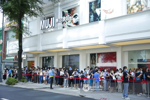 Giới trẻ diện street style từ đơn giản đến chất chơi tại buổi khai trương MUJI: Khá nhiều xu hướng nổi bật của thế giới cũng xuất hiện - Ảnh 1.