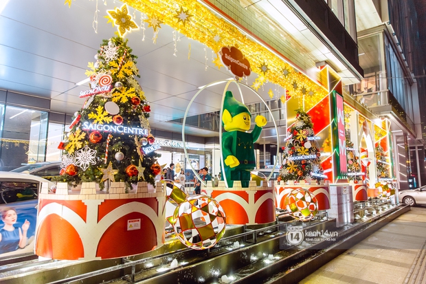 Còn gần 1 tháng nữa mới tới Giáng sinh nhưng nhiều trung tâm thương mại Sài Gòn đã trang hoàng lộng lẫy: Chỗ thì đông đúc, nơi lại vắng lạ thường - Ảnh 3.