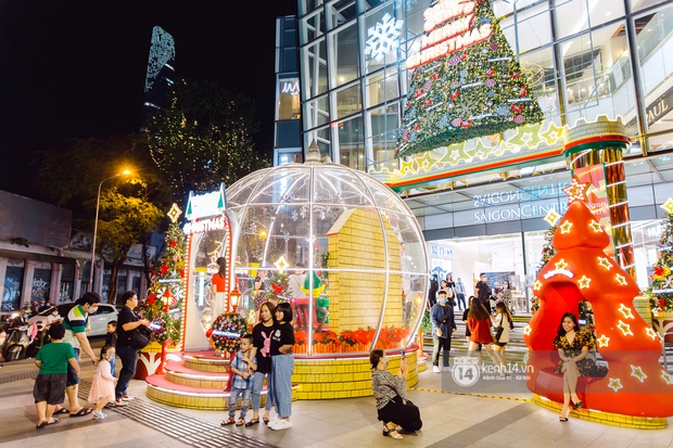 Còn gần 1 tháng nữa mới tới Giáng sinh nhưng nhiều trung tâm thương mại Sài Gòn đã trang hoàng lộng lẫy: Chỗ thì đông đúc, nơi lại vắng lạ thường - Ảnh 6.