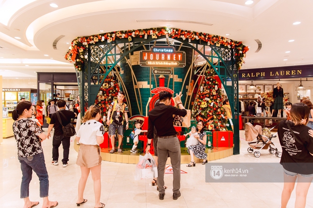 Còn gần 1 tháng nữa mới tới Giáng sinh nhưng nhiều trung tâm thương mại Sài Gòn đã trang hoàng lộng lẫy: Chỗ thì đông đúc, nơi lại vắng lạ thường - Ảnh 20.