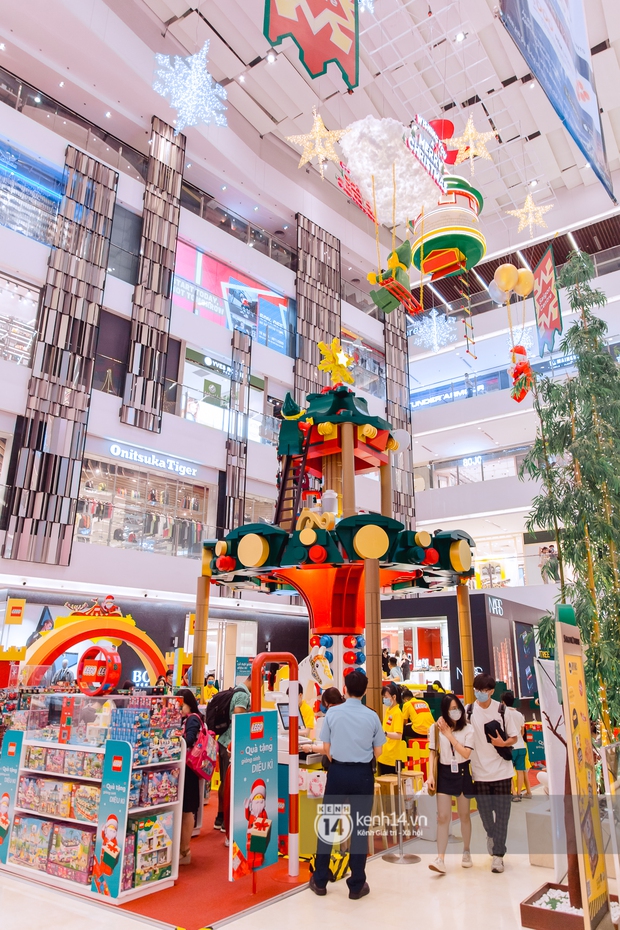 Còn gần 1 tháng nữa mới tới Giáng sinh nhưng nhiều trung tâm thương mại Sài Gòn đã trang hoàng lộng lẫy: Chỗ thì đông đúc, nơi lại vắng lạ thường - Ảnh 13.