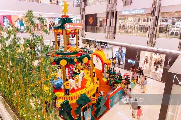 Còn gần 1 tháng nữa mới tới Giáng sinh nhưng nhiều trung tâm thương mại Sài Gòn đã trang hoàng lộng lẫy: Chỗ thì đông đúc, nơi lại vắng lạ thường - Ảnh 14.