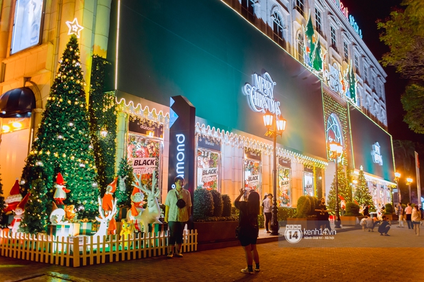 Còn gần 1 tháng nữa mới tới Giáng sinh nhưng nhiều trung tâm thương mại Sài Gòn đã trang hoàng lộng lẫy: Chỗ thì đông đúc, nơi lại vắng lạ thường - Ảnh 23.