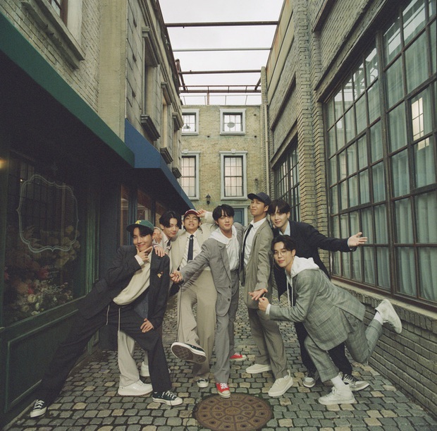BTS không phá nổi kỷ lục bán đĩa tuần đầu của chính mình nhưng Knet vẫn khen quá đỉnh, sốc trước giá tiền và số phiên bản của album mới - Ảnh 3. BTS không phá nổi kỷ lục bán đĩa tuần đầu của chính mình nhưng Knet vẫn khen quá đỉnh, sốc trước giá tiền và số phiên bản của album mới - Ảnh 3.
